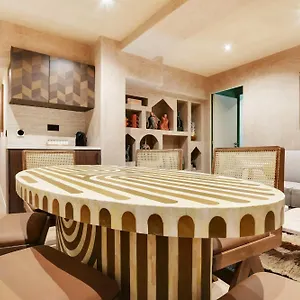 https://amazing-apartment-4br10p-caire-montorgueil.fr-paris.fr